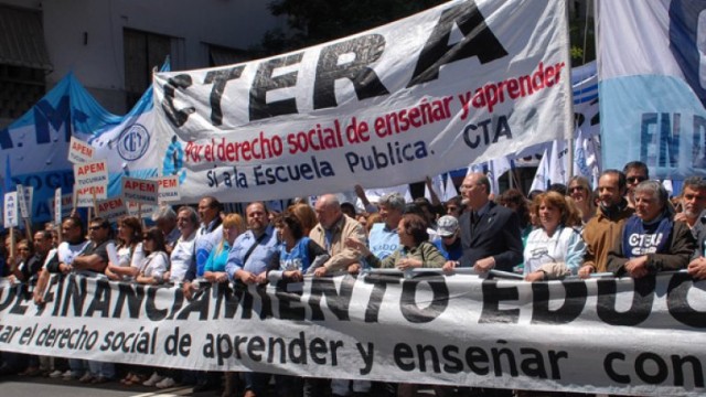 Docentes nacionales se declaran en “alerta y movilización” tras la suspensión del acuerdo salarial
