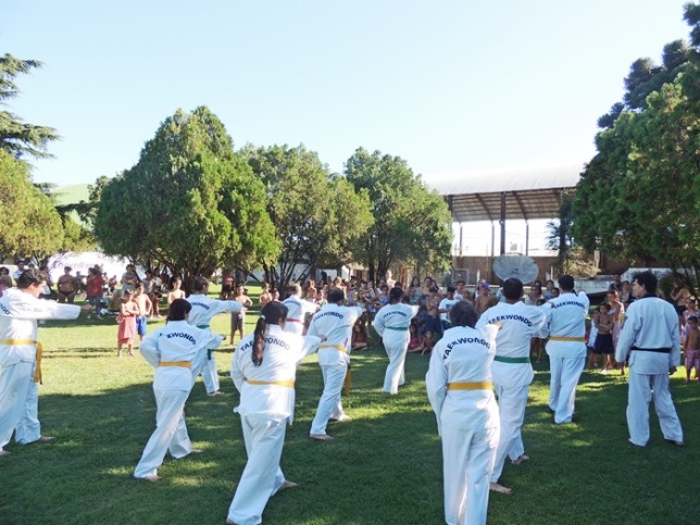 Colorida edición de la Fiesta del agua en el Club Libertad