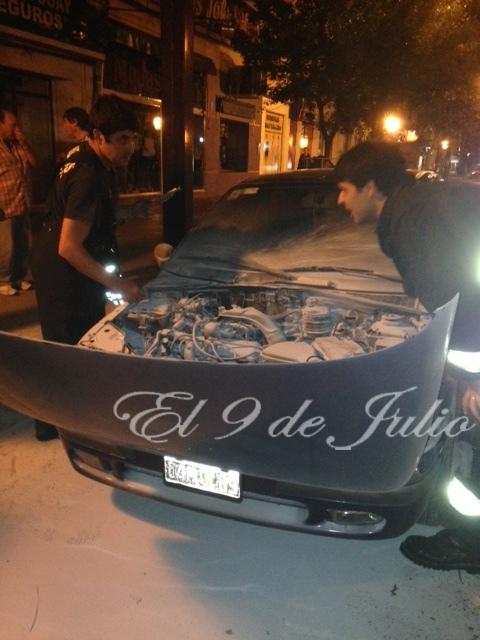 Hace instantes: principio de incendio en un automóvil