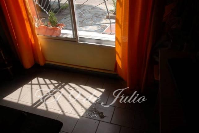 Una bala ingresó en una vivienda