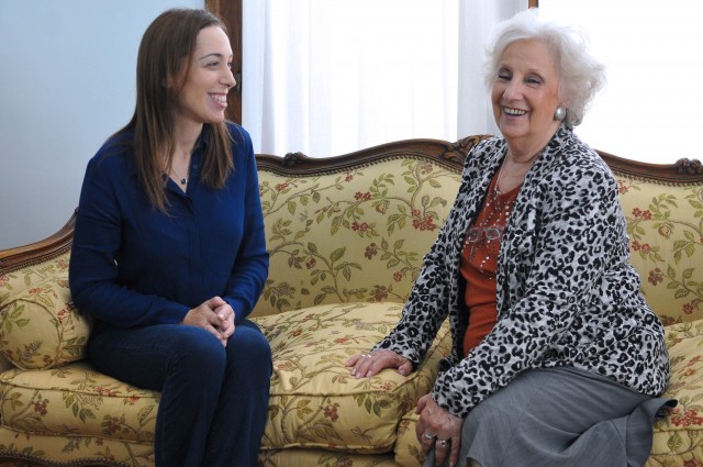 La gobernadora de la provincia de Buenos Aires, María Eugenia Vidal, junto a la presidenta de la Asociación Abuelas de Plaza de Mayo, Estela de Carlotto, en la Casa de Gobierno