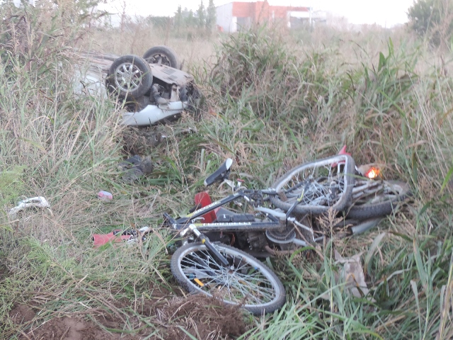 Accidente entre moto y automóvil en calle Azcuénaga
