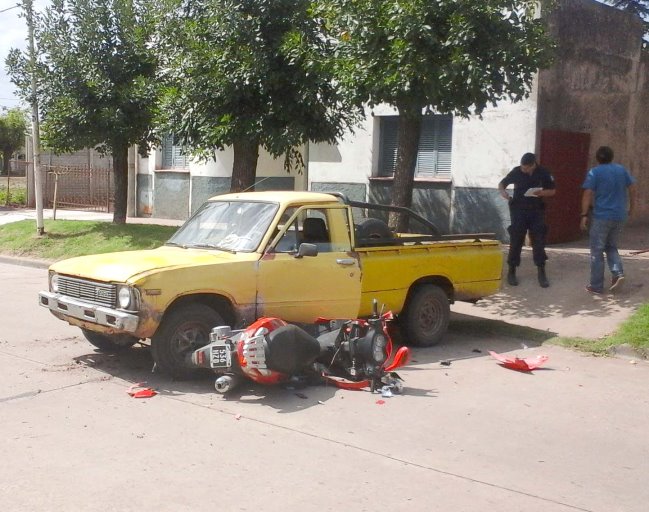 Accidente de tránsito: motociclista lesionada