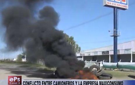 Camioneros bloquean las instalaciones de Maxiconsumo por un reclamo gremial