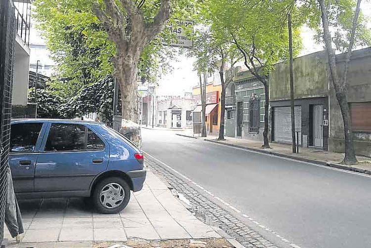 Estacionamiento sobre aceras y veredas