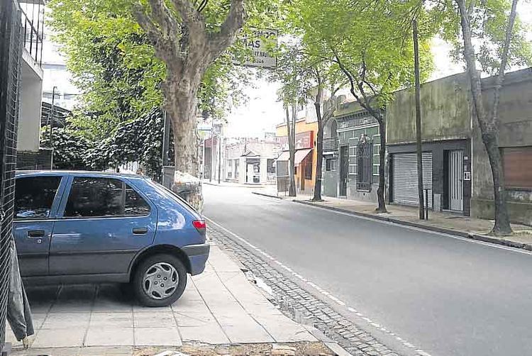 falta-auto-estacionado-vereda-Peron_ZONIMA20121017_0031_15