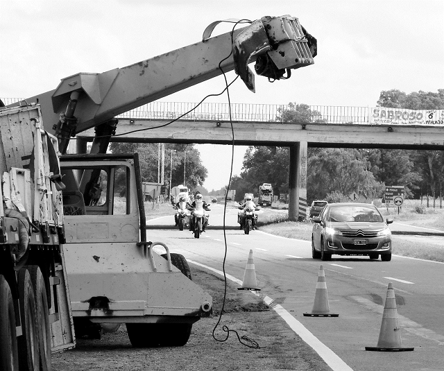 Una grúa se incrustó en el puente de Rutas 5 y 65