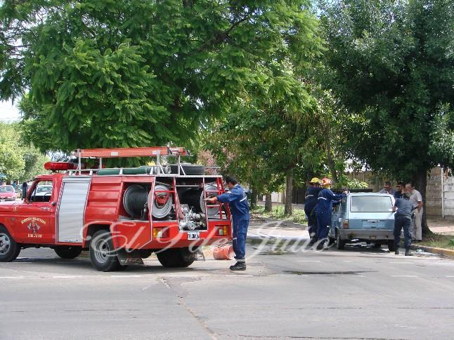 Principio de incendio de un automóvil