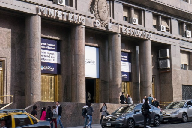 Empleados del Ministerio de Economía protestaron por trabajadores despedidos