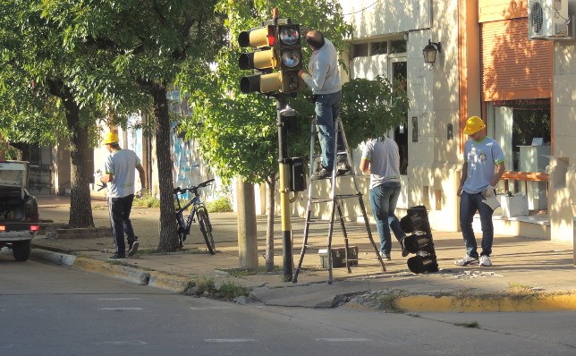 Se completa la instalación de semáforos Led