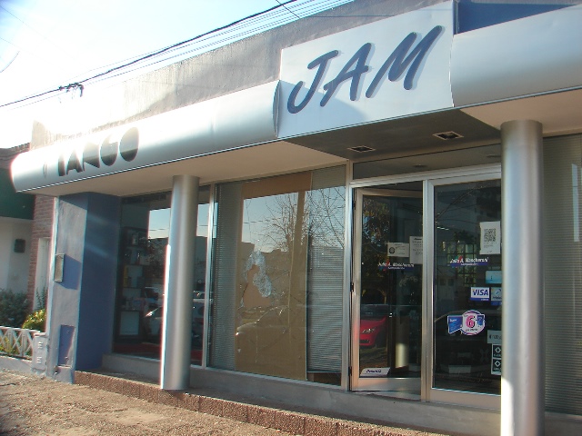 Rompen la vidriera y roban en un comercio