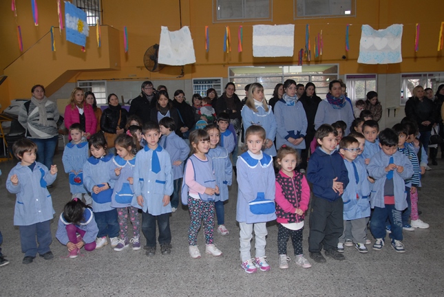 Acto conmemorativo por el Día de la Bandera en el Jardín 909 | Diario