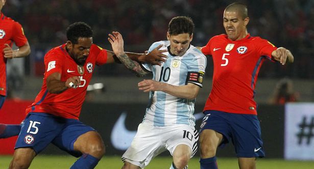 Chile's Jean Beausejour and Chile's Francisco Silva vie for the ball with Argentina's Lionel Messi during their Russia 2018 FIFA World Cup South American Qualifiers' football match, in Santiago on March 24, 2016. AFP PHOTO / CLAUDIO REYES / AFP / Claudio Reyes