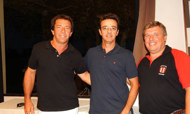 Emilio Romano secundado por Daniel Felipe y Miguel Sancholuz, presidente del Golf Club (1)