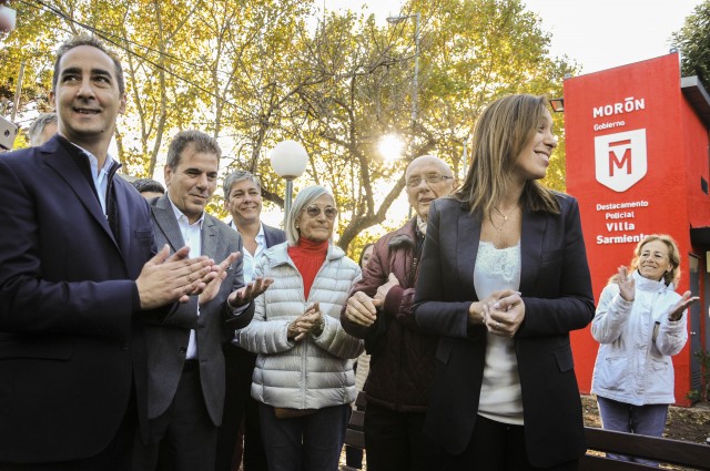 La gobernadora María Eugenia Vidal, el ministro de Seguridad, Cristian Ritondo; y el intendente local, Ramiro Tagliaferro; en el Destacamento de Seguridad instalado en el partido bonaerense de Morón.