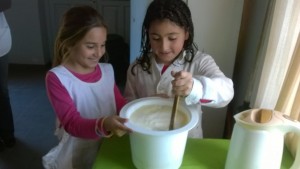 Alumnos de la Escuela 21 preparando el alimento del animal