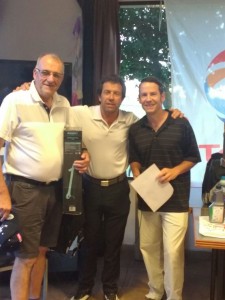 golf17-Emilio Gutierrez recibiendo su premio como ganador de la categoria