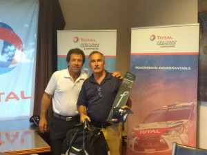 golf17-Miguel Trofimovih recibiendo su premio