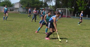 hockeyfemenino1-Brisa Frutos dominando la bocha ante la jugadora de La Colina