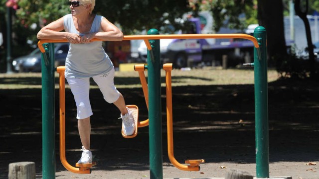 Télam Buenos Aires 26/01/2012 La disminución de la actividad física regular en el verano hace que se pierdan los beneficios para el sistema cardiovascular y el resto del organismo que se adquirieron en los meses anteriores, por eso los médicos recomendaron continuar haciendo gimnasia cuidándose del calor. Foto: María Candelaria Lagos/Télam/cb