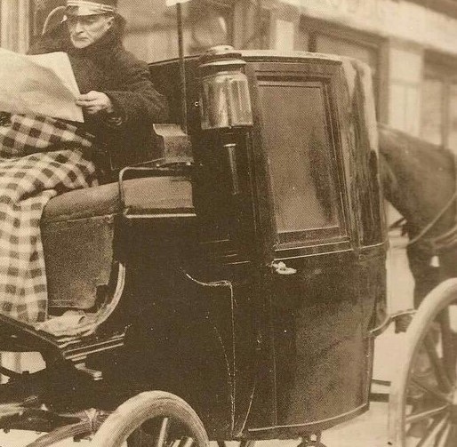 Andar de noche, por las calles del pueblo, con los faroles del carruaje apagados era motivo de multa municipal.