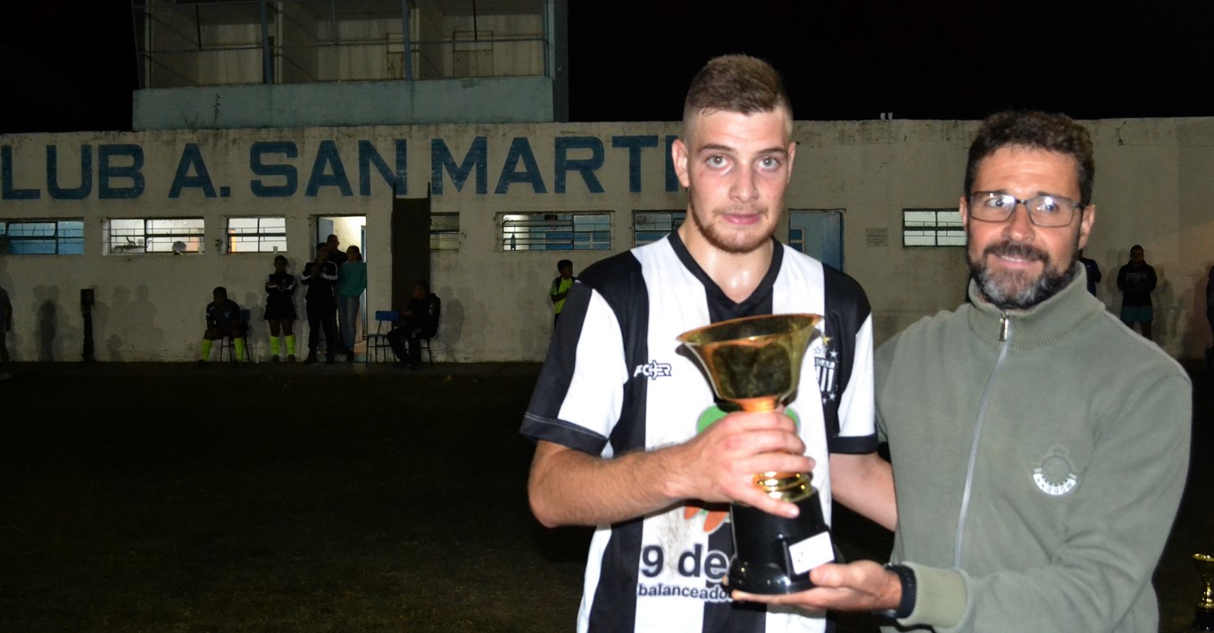 Jose Mignes entregando el trofeo de Sub Campeon al capitan de French