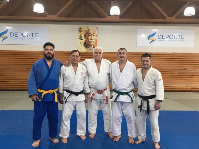 Jorge Mastroliberto, Santiago Falco y Dario Rambosio (vestimenta azul) junto a Sensei que birndaron la clinica