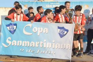 copa-Atletico recibiendo su trofeo