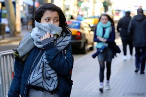 BARCELONA 17/01/2017 Sociedad. Imagenes de frio den Barcelona, bufandas, gorros, guantes. En la foto ciudadanos con cara frio en el centro Portal de l'Angel, Rambla y calles cercanas. FOTO de RICARD CUGAT