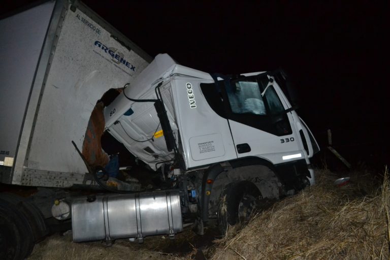 Chocaron de frente dos camiones: Falleció un joven de 25 años