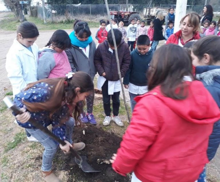 «Arboles a clase» en la Escuela 7 de Patricios