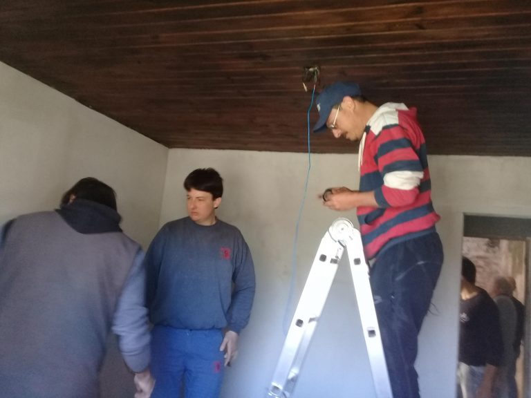 Ayudan a familia damnificada por incendio