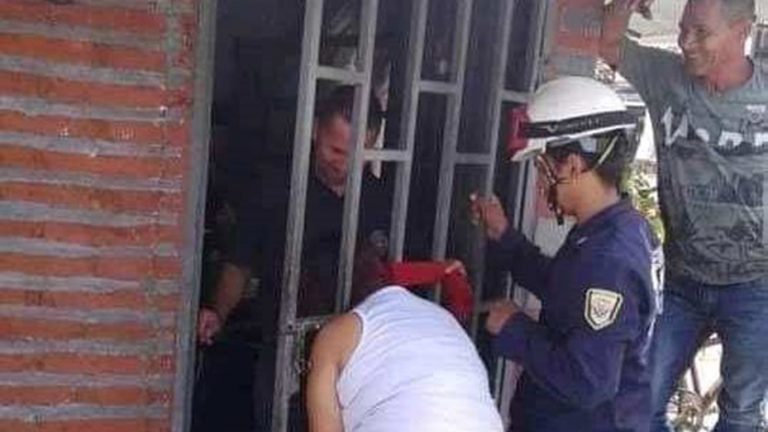 Una mujer quedó atrapada cinco horas en una reja por intentar “chusmear” qué hacia su vecina