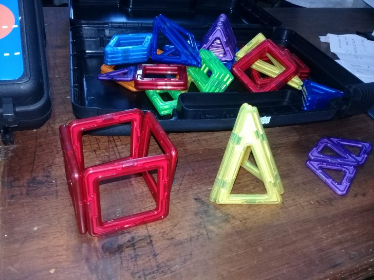 Entregaron kits de matemática a escuelas primarias