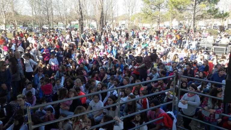 Se presentó Luis Pescetti en la Plaza de la Cooperación