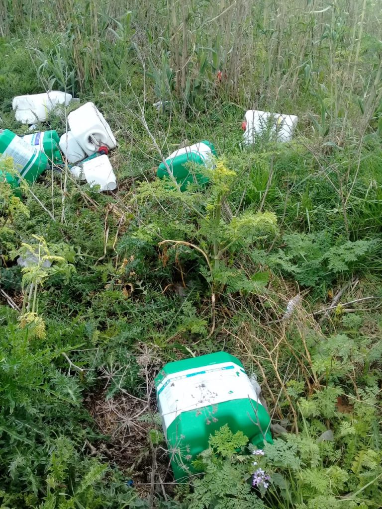 Nuevo hallazgo de bidones de agroquímicos vacíos