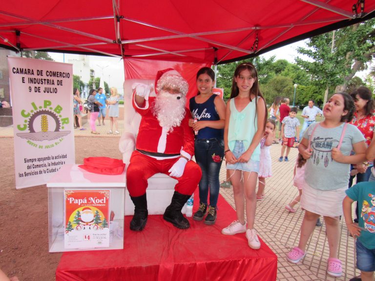 Feliz iniciativa de la Cámara de Comercio: Papá Noel tuvo gran convocatoria