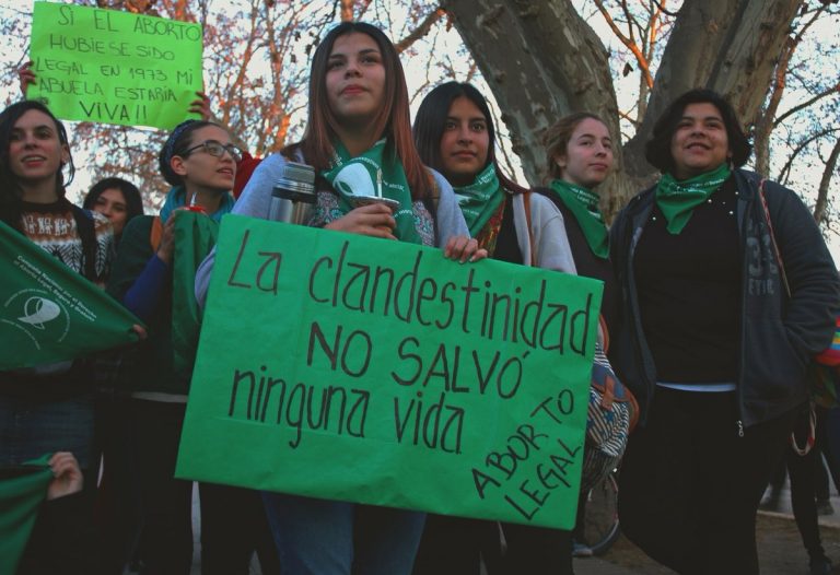 Una mujer murió en un hospital de La Plata a raíz de un aborto «casero»