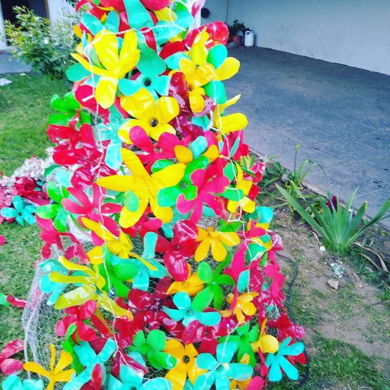 Una buena idea de Reciclado! El Árbol de Navidad que armó una vecina