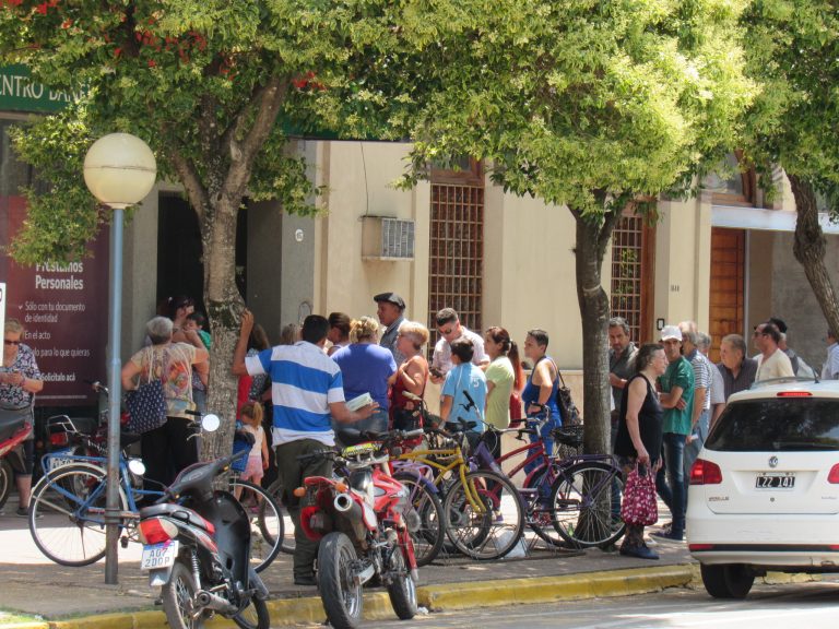 Largas colas, para cobrar los subsidios extraordinarios