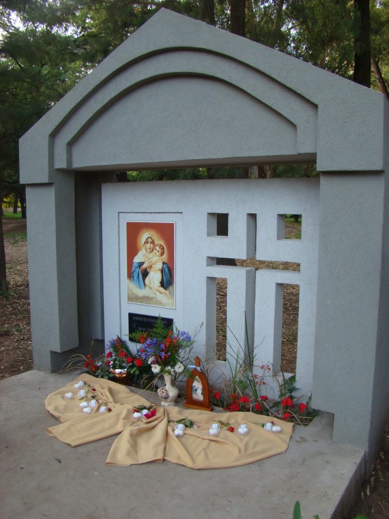 Muchos vecinos asisten a rezar el rosario ante la Ermita de Schoenstatt