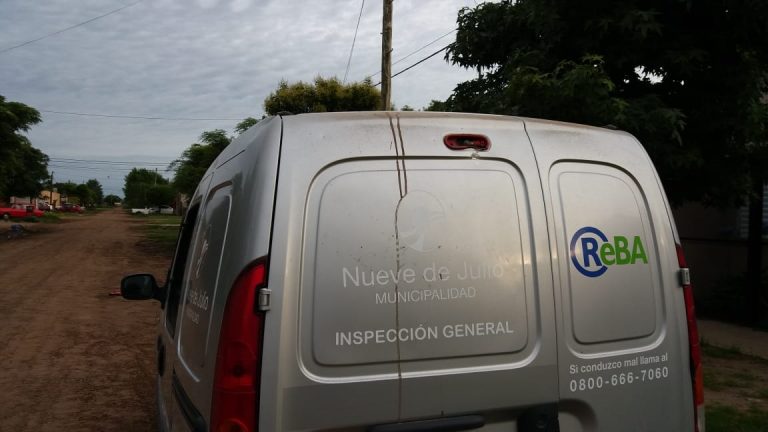 Atacan y dañan un móvil municipal