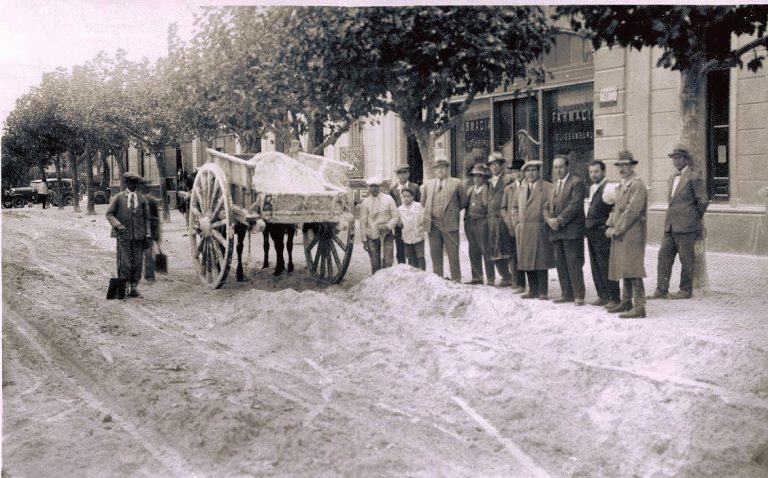 Vecinos de 9 de Julio juntando ceniza en abril de 1932.