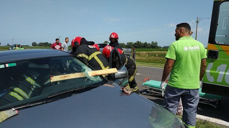 Se desprendió una madera de un camión e impactó contra un auto: