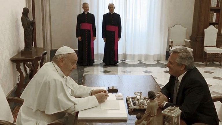 El Papa recibió a Alberto Fernández en la biblioteca del Vaticano
