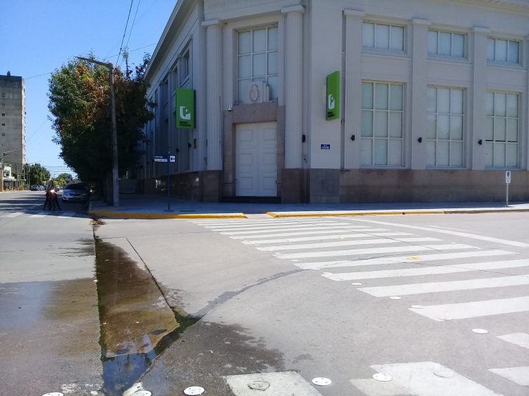 Peligroso cruce con verdín en pleno centro