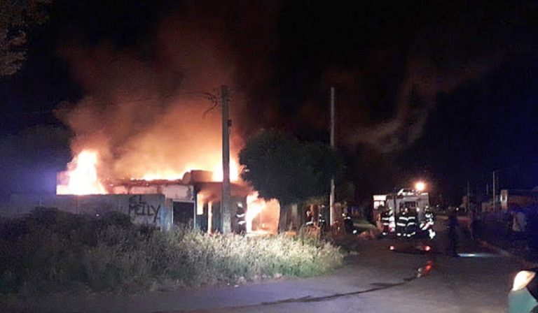 El domingo por la noche: un incendio destruyó una vivienda