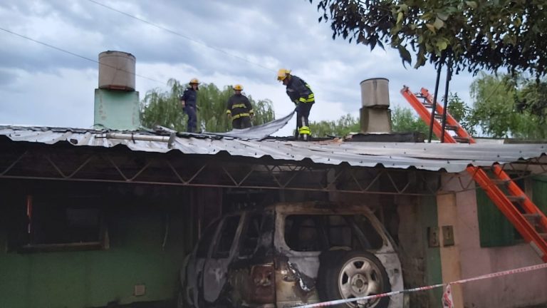 Se incendió un auto y el fuego se extendió en dos viviendas