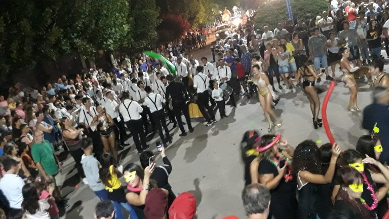 El público acompañó el cierre de los Corsos de French