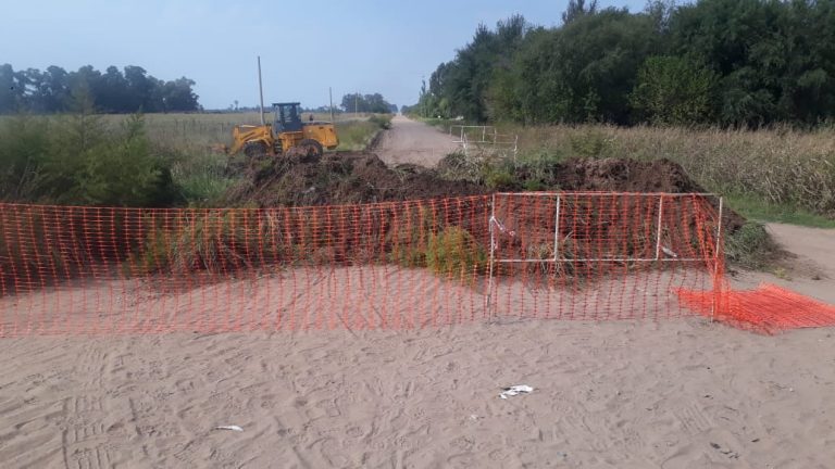 Trabajan en el cierre de caminos de ingreso a la ciudad